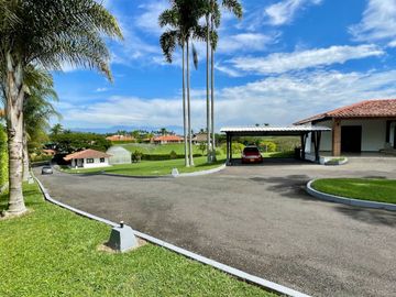 Majestuosa casa campestre con piscina con majestuosa vista en Cerritos Condominio Campestre con un terreno de 13.000 m2. Pereira - Co