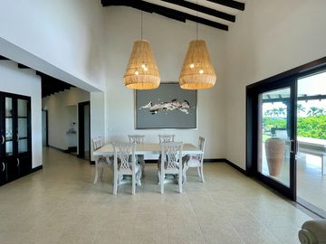 Majestuosa casa campestre con piscina con majestuosa vista en Cerritos Condominio Campestre con un terreno de 13.000 m2. Pereira - Co
