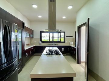 Majestuosa casa campestre con piscina con majestuosa vista en Cerritos Condominio Campestre con un terreno de 13.000 m2. Pereira - Co