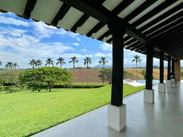 Majestuosa casa campestre con piscina con majestuosa vista en Cerritos Condominio Campestre con un terreno de 13.000 m2. Pereira - Co