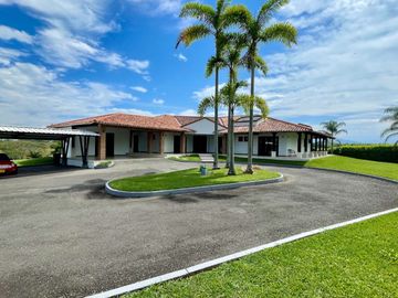 Majestuosa casa campestre con piscina con majestuosa vista en Cerritos Condominio Campestre con un terreno de 13.000 m2. Pereira - Co
