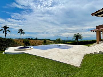 Majestuosa casa campestre con piscina con majestuosa vista en Cerritos Condominio Campestre con un terreno de 13.000 m2. Pereira - Co