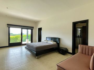 Majestuosa casa campestre con piscina con majestuosa vista en Cerritos Condominio Campestre con un terreno de 13.000 m2. Pereira - Co