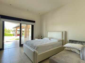 Majestuosa casa campestre con piscina con majestuosa vista en Cerritos Condominio Campestre con un terreno de 13.000 m2. Pereira - Co