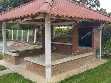 LA VICTORIA, SE VENDE HERMOSA FINCA A PUERTA CERRADA