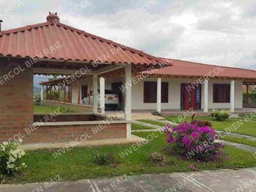 LA VICTORIA, SE VENDE HERMOSA FINCA A PUERTA CERRADA