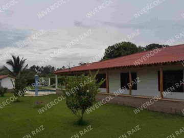 LA VICTORIA, SE VENDE HERMOSA FINCA A PUERTA CERRADA