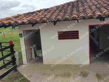 LA VICTORIA, SE VENDE HERMOSA FINCA A PUERTA CERRADA
