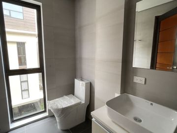 4br Townhouse in Quezon City Tandang Sora Congressional Visayas Ave inside subdivision