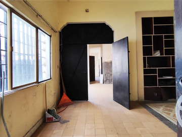 CASA PARA REMODELAR EN VENTA EN LA COLONIA MODERNA APTA PARA OFICINAS, CONSULTORIOS, CASA UNIFAMILIAR O DEPARTAMENTOS