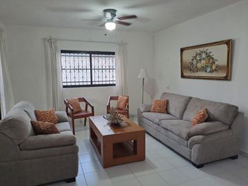 se renta casa en el centro