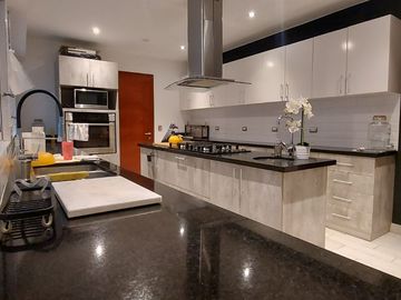 Esplendor en Surco: Dpto de 398 m² en Planta Baja con Piscina Privada y 3 Dorm.