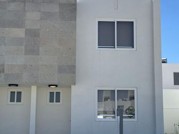 HERMOSA CASA NUEVA EN VENTA CON LINDO DISEÑO EN FRACC. PRIVADO AL NORTE DE LEÓN GTO