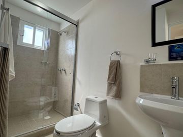 HERMOSA CASA NUEVA EN VENTA CON LINDO DISEÑO EN FRACC. PRIVADO AL NORTE DE LEÓN GTO
