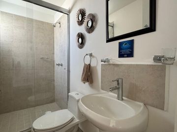 HERMOSA CASA NUEVA EN VENTA CON LINDO DISEÑO EN FRACC. PRIVADO AL NORTE DE LEÓN GTO