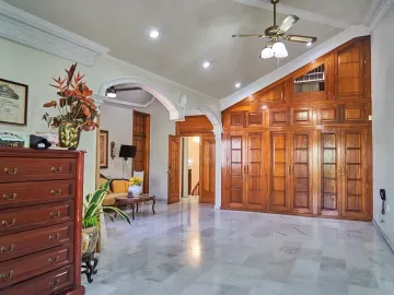 VENDEDOR MOTIVADO Amplia casa en venta Lomas de Mazatlan, cerca de Malecon
