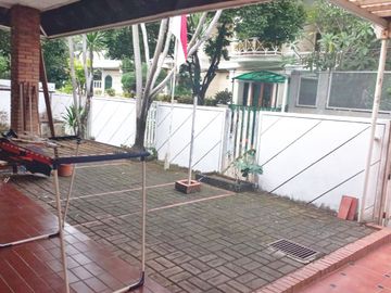 Rumah Lama Dijual Dalam Komplek Dekat Stasiun MRT Lebak Bulus Jaksel