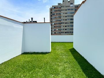 EN VENTA LUJOSO  DÚPLEX A MEDIA CUADRA DEL GOLF DE SAN ISIDRO