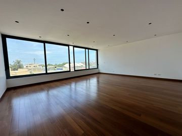 EN VENTA LUJOSO  DÚPLEX A MEDIA CUADRA DEL GOLF DE SAN ISIDRO