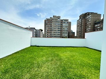 EN VENTA LUJOSO  DÚPLEX A MEDIA CUADRA DEL GOLF DE SAN ISIDRO