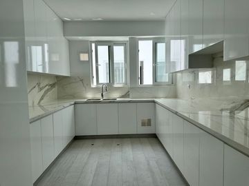 EN VENTA LUJOSO  DÚPLEX A MEDIA CUADRA DEL GOLF DE SAN ISIDRO