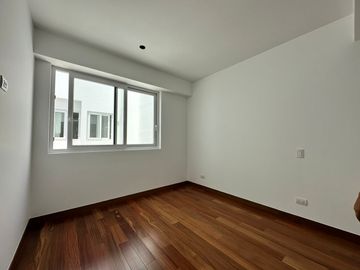 EN VENTA LUJOSO  DÚPLEX A MEDIA CUADRA DEL GOLF DE SAN ISIDRO