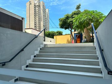 EN VENTA LUJOSO  DÚPLEX A MEDIA CUADRA DEL GOLF DE SAN ISIDRO