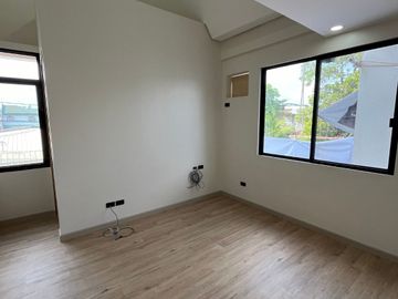 Moonwalk Luxury Townhouse for Sale in Paranaque