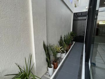 Moonwalk Luxury Townhouse for Sale in Paranaque