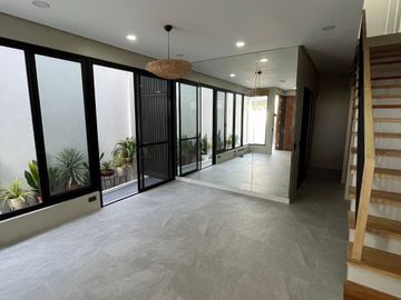 Moonwalk Luxury Townhouse for Sale in Paranaque