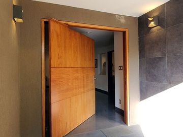 EXCELENTE RESIDENCIA FINOS ACABADOS AMPLIOS ESPACIOS SEGURIDAD