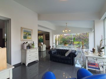 EXCELENTE RESIDENCIA FINOS ACABADOS AMPLIOS ESPACIOS SEGURIDAD