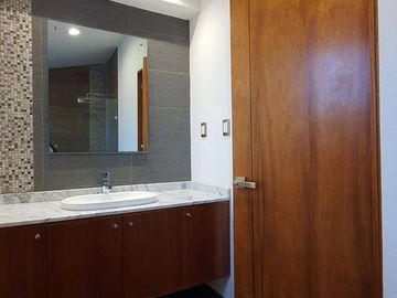 EXCELENTE RESIDENCIA FINOS ACABADOS AMPLIOS ESPACIOS SEGURIDAD