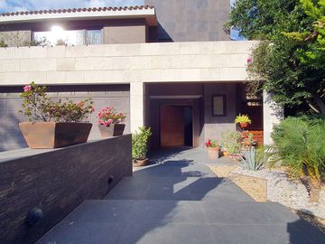 EXCELENTE RESIDENCIA FINOS ACABADOS AMPLIOS ESPACIOS SEGURIDAD