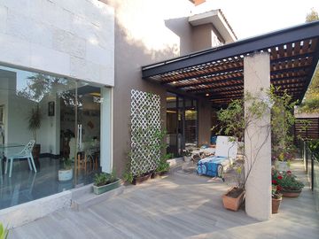 EXCELENTE RESIDENCIA FINOS ACABADOS AMPLIOS ESPACIOS SEGURIDAD