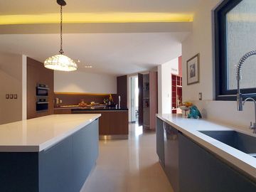 EXCELENTE RESIDENCIA FINOS ACABADOS AMPLIOS ESPACIOS SEGURIDAD