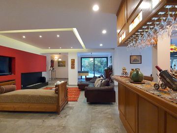 EXCELENTE RESIDENCIA FINOS ACABADOS AMPLIOS ESPACIOS SEGURIDAD