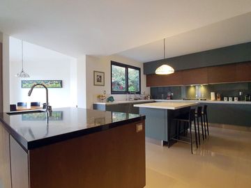 EXCELENTE RESIDENCIA FINOS ACABADOS AMPLIOS ESPACIOS SEGURIDAD