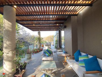 EXCELENTE RESIDENCIA FINOS ACABADOS AMPLIOS ESPACIOS SEGURIDAD
