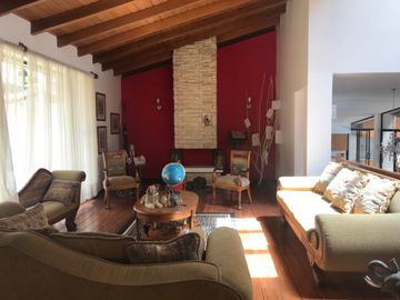 VENDO CASA CON PISCINA EN URB. PRIVADA CUMBAYA (Sector Colegio Menor)