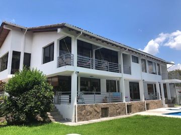 VENDO CASA CON PISCINA EN URB. PRIVADA CUMBAYA (Sector Colegio Menor)
