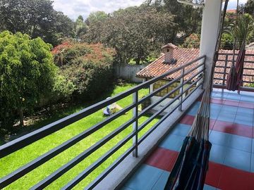 VENDO CASA CON PISCINA EN URB. PRIVADA CUMBAYA (Sector Colegio Menor)