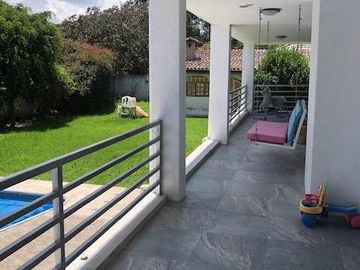 VENDO CASA CON PISCINA EN URB. PRIVADA CUMBAYA (Sector Colegio Menor)