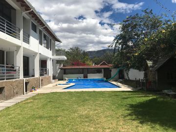 VENDO CASA CON PISCINA EN URB. PRIVADA CUMBAYA (Sector Colegio Menor)