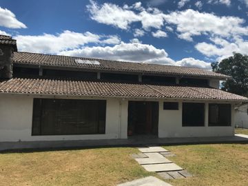 VENDO CASA CON PISCINA EN URB. PRIVADA CUMBAYA (Sector Colegio Menor)