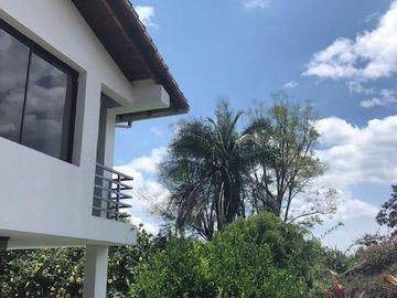 VENDO CASA CON PISCINA EN URB. PRIVADA CUMBAYA (Sector Colegio Menor)