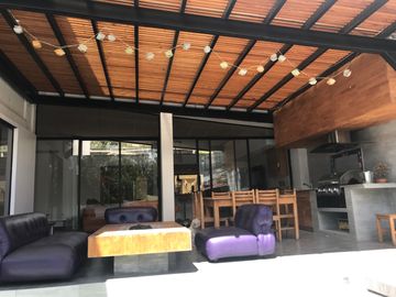 VENDO CASA CON PISCINA EN URB. PRIVADA CUMBAYA (Sector Colegio Menor)