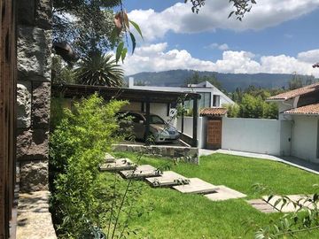 VENDO CASA CON PISCINA EN URB. PRIVADA CUMBAYA (Sector Colegio Menor)