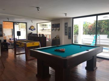 VENDO CASA CON PISCINA EN URB. PRIVADA CUMBAYA (Sector Colegio Menor)