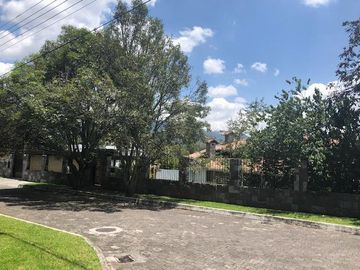 VENDO CASA CON PISCINA EN URB. PRIVADA CUMBAYA (Sector Colegio Menor)